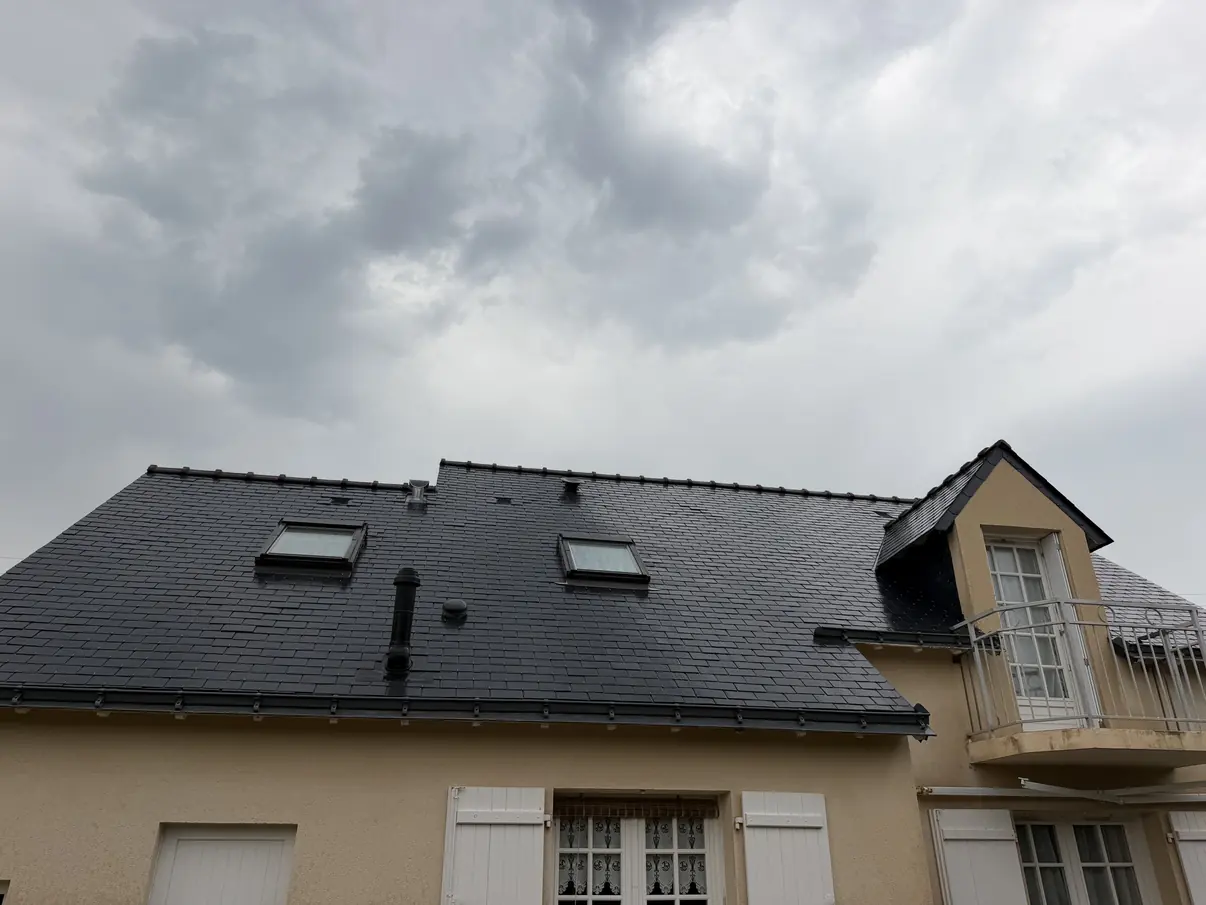 La même toiture en ardoise après démoussage, teinte noire profonde retrouvée