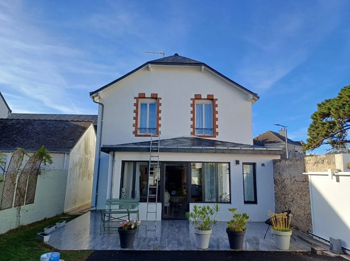Maison rénovée avec façade blanche et terrasse