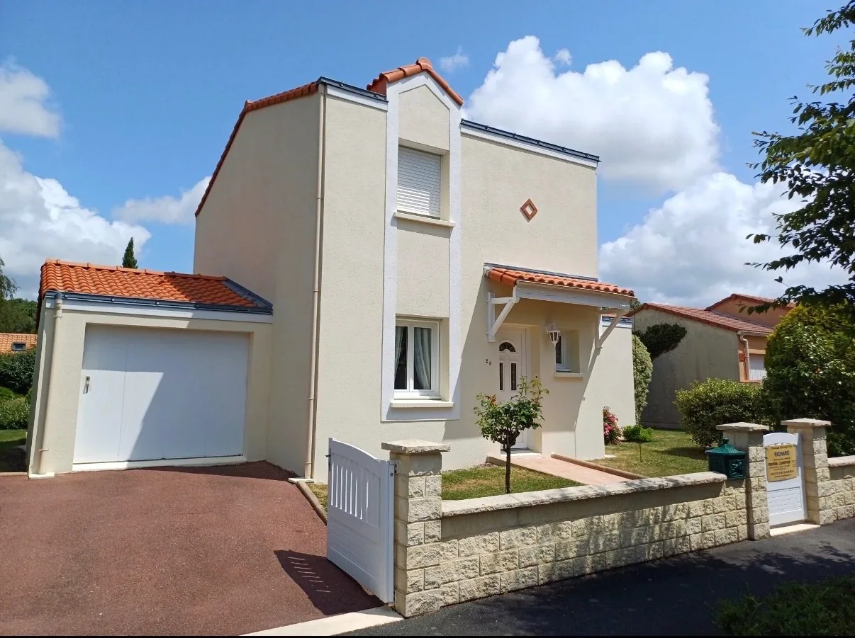 Façade beige rénovée avec garage