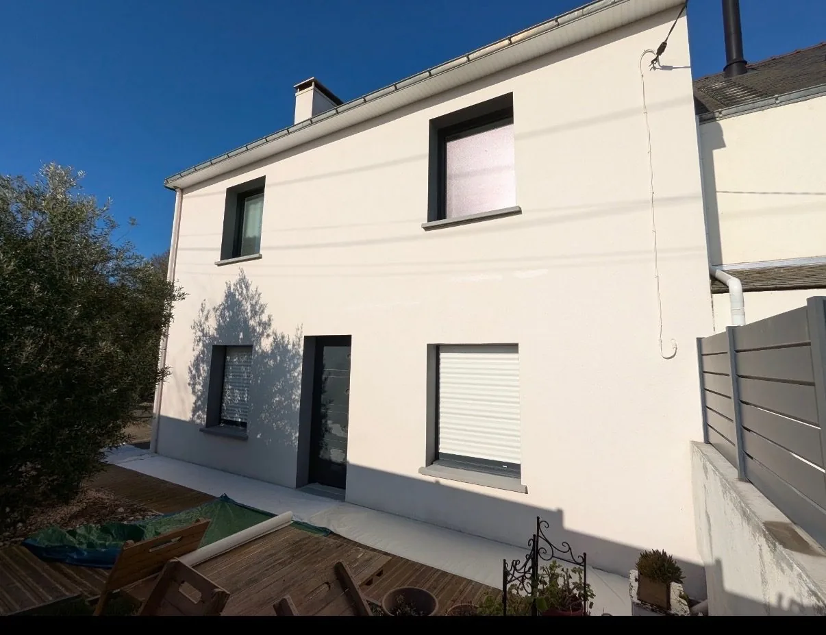 Façade blanche moderne rénovée