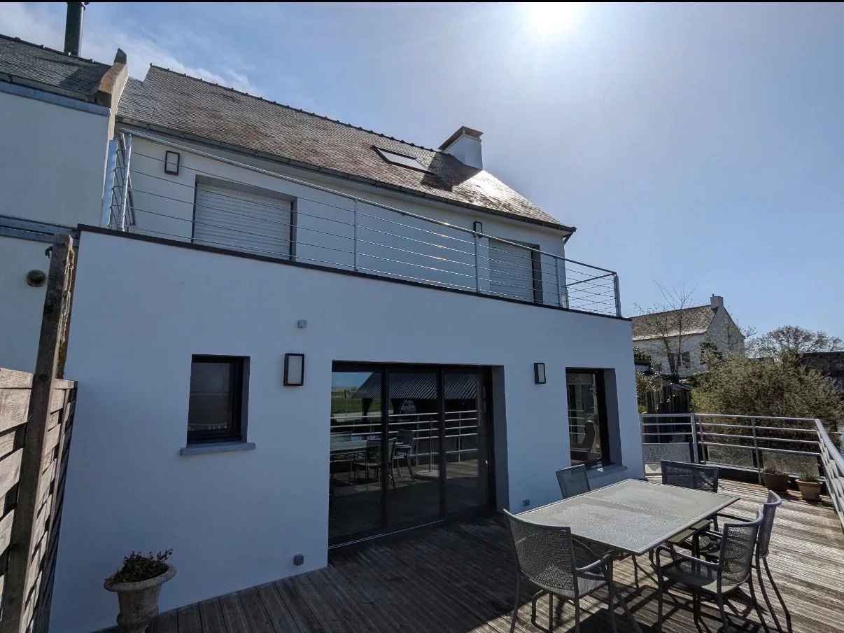 Maison contemporaine avec terrasse après travaux