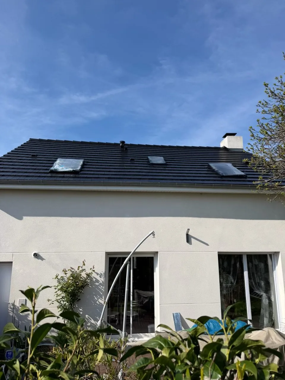 Maison rénovée avec toiture ardoise nettoyée