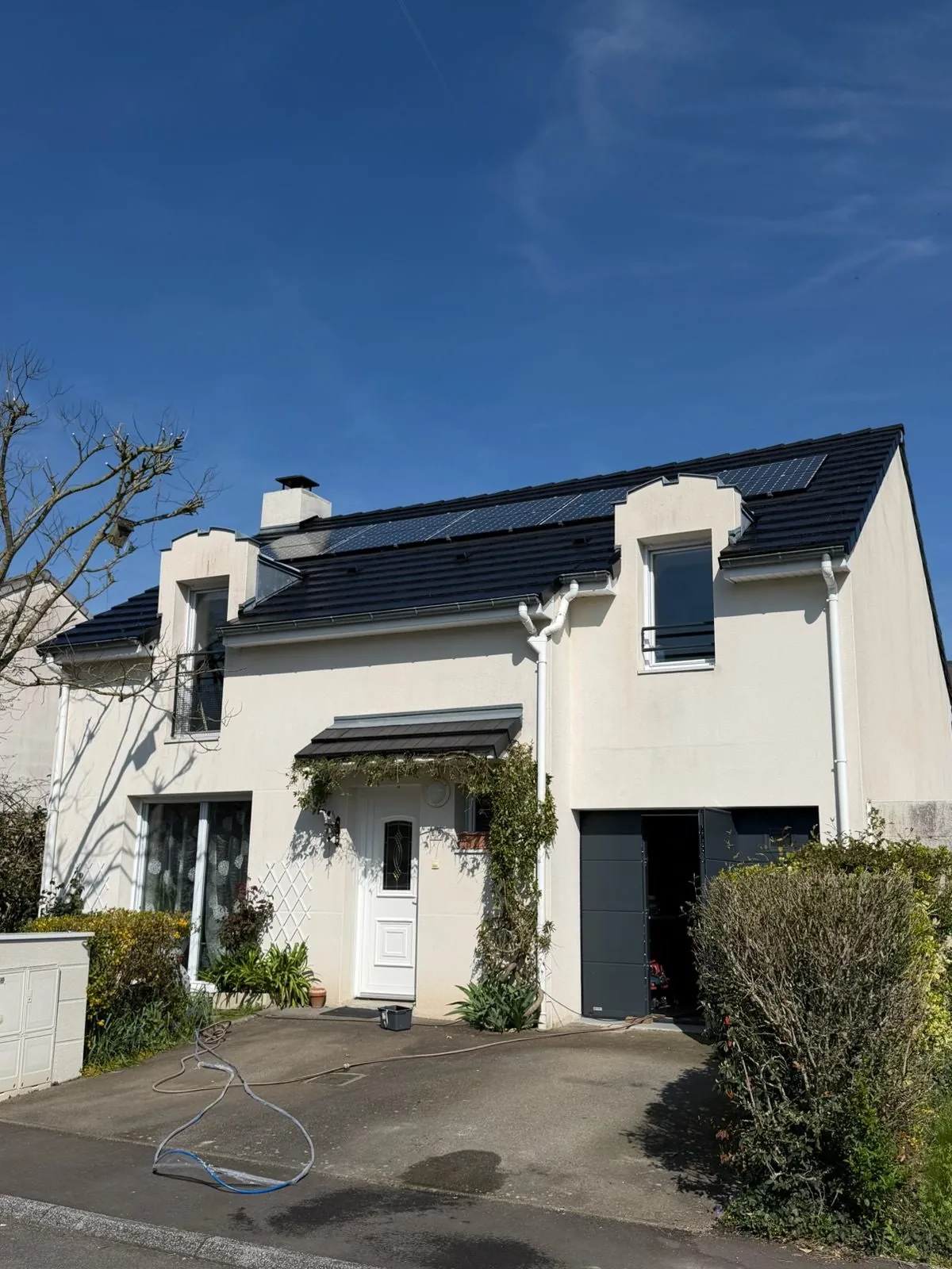 Pavillon blanc à la façade et à la toiture remises à neuf