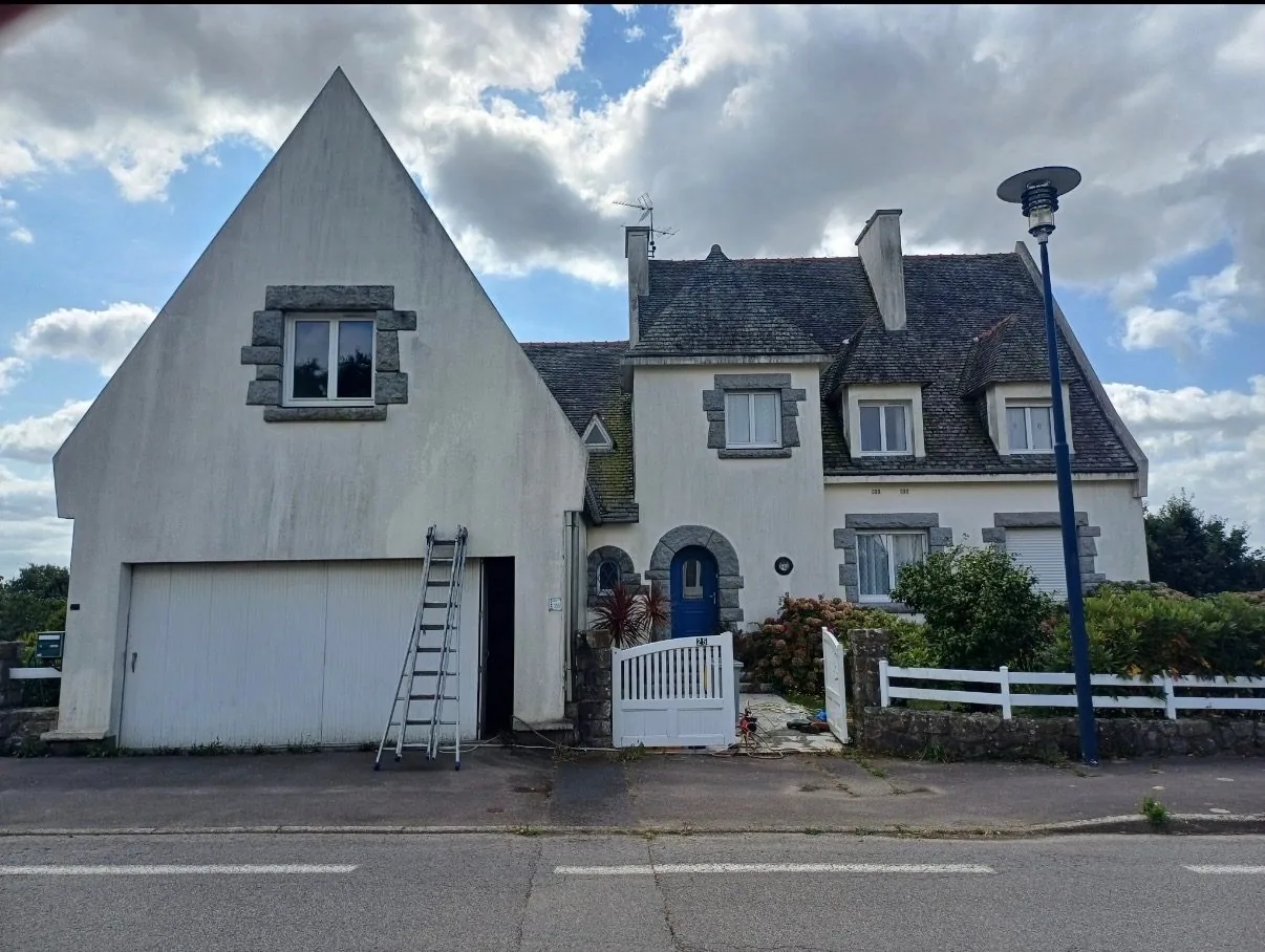 Garage et maison après ravalement de façade en Loire-Atlantique