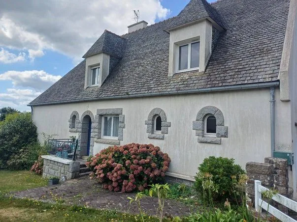 Longère bretonne en pierre après rénovation