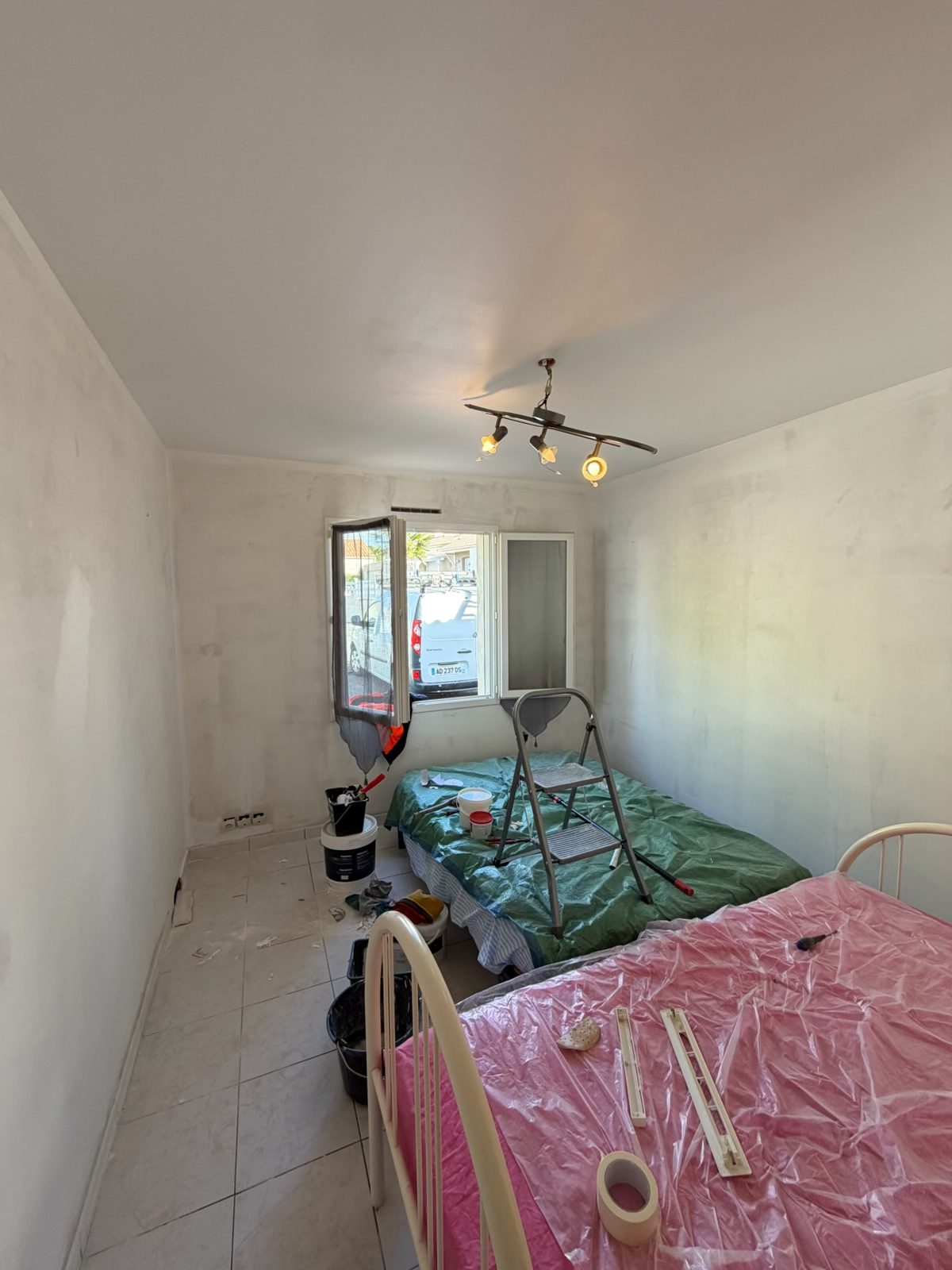 Chambre entièrement repeinte en blanc après rénovation